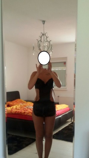 Fotos und Videos von heisser Hausfrau